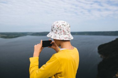 Rock mo üstünde dururken Hipster genç canlı akışı
