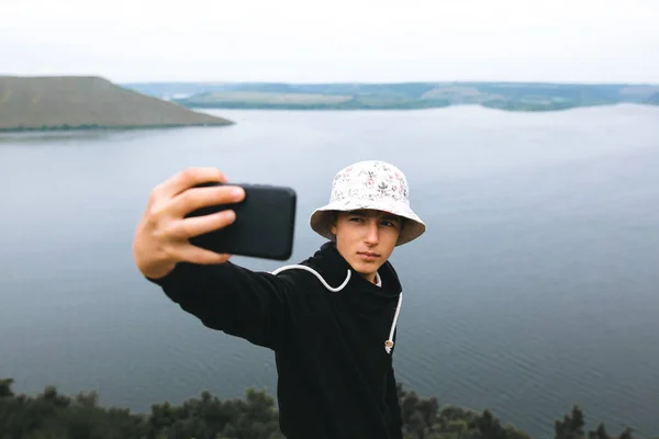 Hipster-Teenager macht Selfie am Telefon, während er oben steht — Stockfoto
