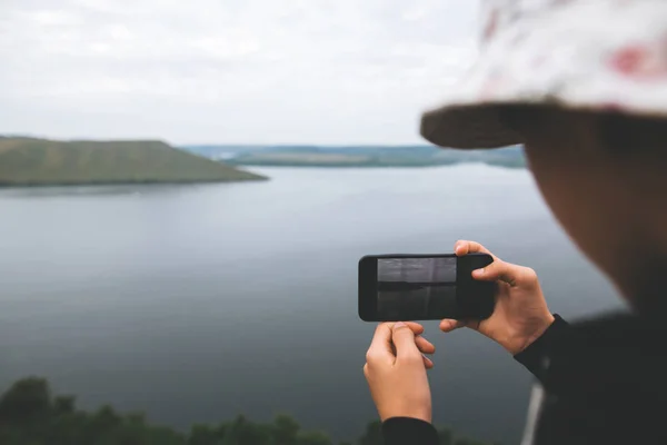 Hipster adolescente tomando foto en el teléfono de increíble vista en el río — Foto de Stock