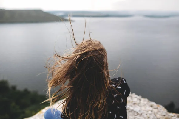 Rücken des Hipster-Mädchens sitzt auf dem Gipfel des Felsberges mit Beauti — Stockfoto