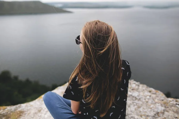 Rücken des Hipster-Mädchens sitzt auf dem Gipfel des Felsberges mit Beauti — Stockfoto