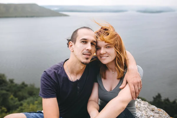 Feliz pareja hipster sentado en la cima de la montaña de roca con beauti — Foto de Stock