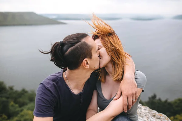 행복한 힙스터 부부는 아름다움과 바위 산의 상단에 키스 — 스톡 사진