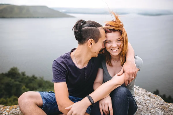 Gelukkig hipster paar zittend op de top van Rock berg met beauti — Stockfoto