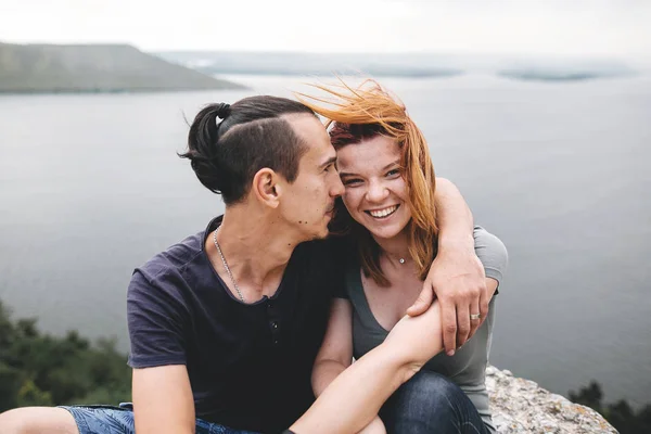 Gelukkig hipster paar zittend op de top van Rock berg met beauti — Stockfoto