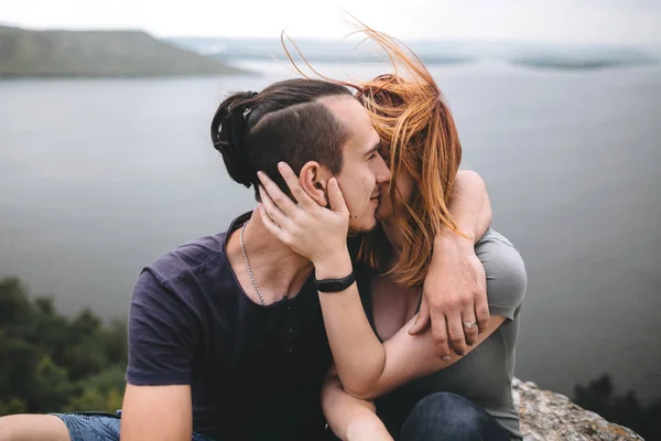 행복한 힙스터 부부는 아름다움과 바위 산의 상단에 키스 — 스톡 사진
