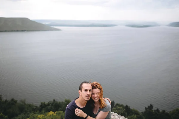 Feliz pareja hipster sentado en la cima de la montaña de roca con beauti — Foto de Stock