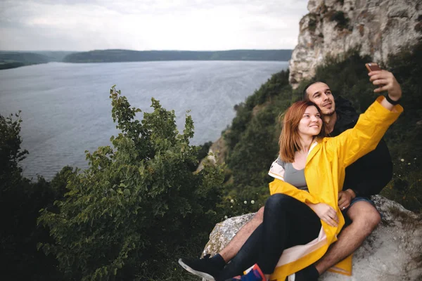 Couple hipster heureux déconcentré prenant selfie au téléphone sur le dessus de — Photo