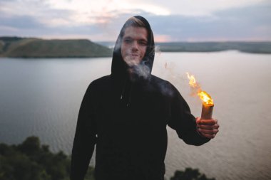 Ultras holigan elinde yanan ateş ile kıvılcım tutarak süre