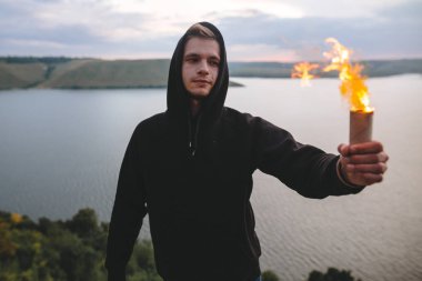 Elinde yanan ateş ile sis bombası tutan şık hipster adam