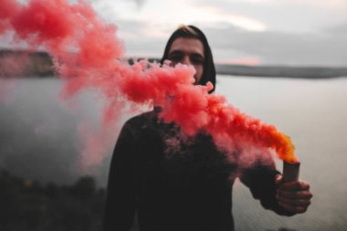 Kırmızı sis bombası. Duman tutan ultras holigan bulanık görüntü 