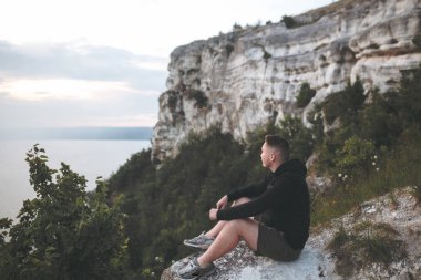 Atmosferik sakin an. Hipster gezgin üstünde oturan 