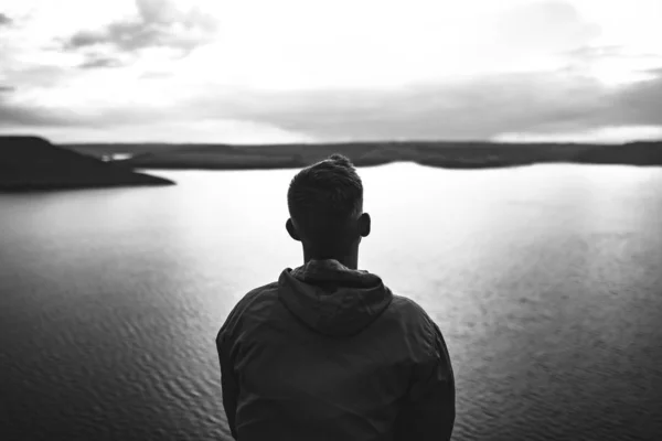 Η έννοια της μοναξιάς. Χίπις ταξιδιώτης σε αντιανεμικό στέκεται ' λο — Φωτογραφία Αρχείου