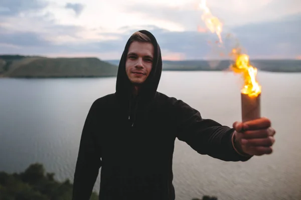 Ultras Hooligan mit Fackel und brennendem Feuer in der Hand. wh — Stockfoto