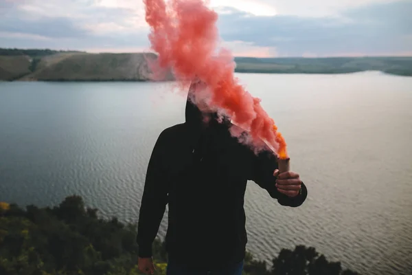 Ultras Hooligan mit roter Rauchbombe in der Hand, oben stehend — Stockfoto