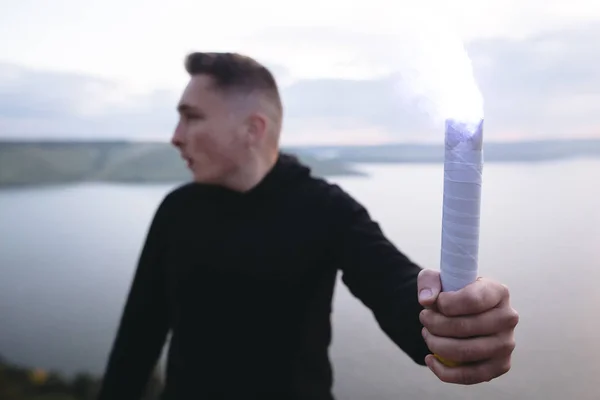 Protestkonzept. Brutaler Mann mit blauer Taschenlampe in der Hand — Stockfoto