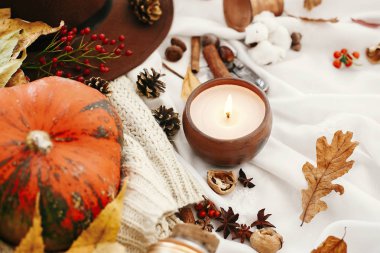 Kabak ve çilek ile mum, sonbahar yaprakları, anason, otlar, meşe palamudu