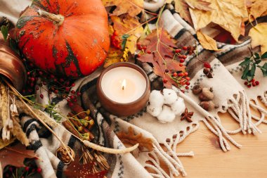 Kabak ve çilek ile mum, sonbahar yaprakları, anason, otlar, meşe palamudu