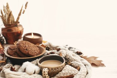 Kahve fincanı, çikolatalı kurabiye, mum ve sonbahar yaprakları, pamuk, c