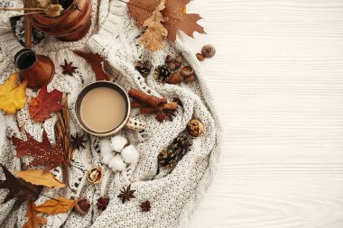 Sonbahar düz yatıyordu, rahat ilham verici görüntü. Hygge yaşam tarzı. Kahve