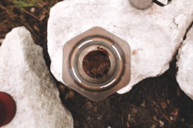 Gölde aeropress kayalık kahve demleme üst görünümü, demlemek