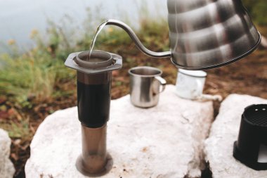 Kampta alternatif kahve demlemek. Gezgin sıcak wate dökme