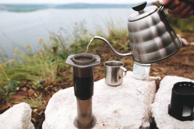 Gezgin cli üzerinde aeropress çelik su ısıtıcısı sıcak su dökme