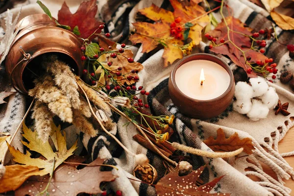海格生活方式，舒适的秋天心情。你好秋天。蜡烛与贝 — 图库照片