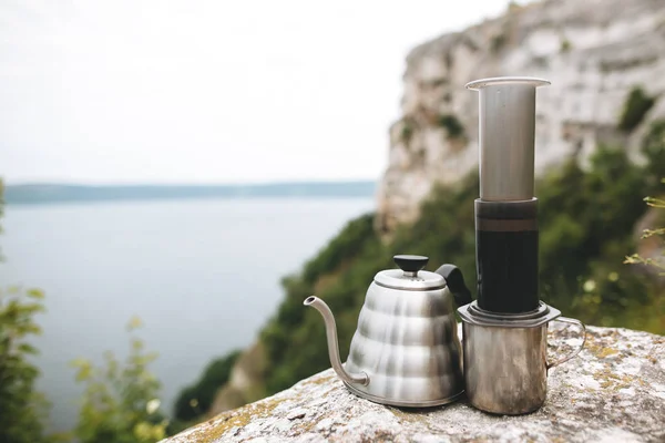 Brassage de café alternatif au camping. Bouilloire et aéropres en acier — Photo