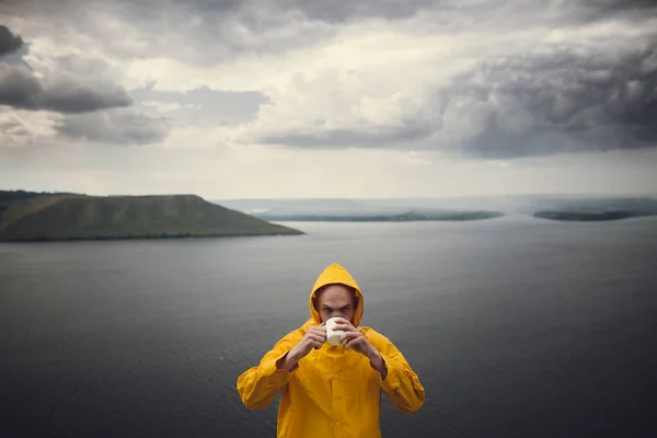 Atmosphärischer Moment. Hipster-Reisender in gelbem Regenmantel — Stockfoto