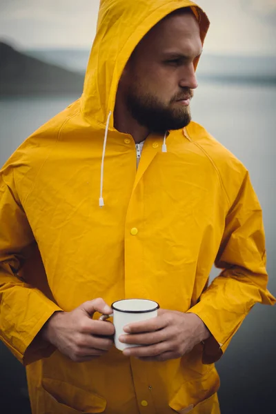 Fernweh. Hipster-Reisender in gelbem Regenmantel mit Metallbügel — Stockfoto