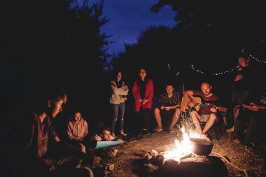 Hipster adam akustik gitar ve ile şarkı çalıyor