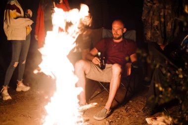 Hipster adam bira içme ve arkadaşları gezginler ile rahatlatıcı