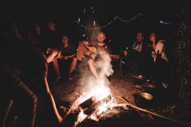 Hipster adam akustik gitar ve ile şarkı çalıyor
