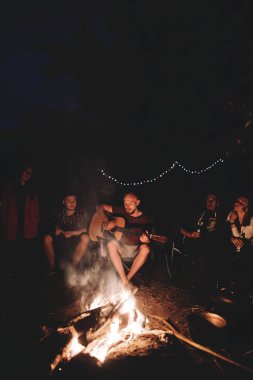 Hipster adam akustik gitar ve ile şarkı çalıyor