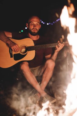 Hipster adam akustik gitar ve büyük b şarkı çalıyor