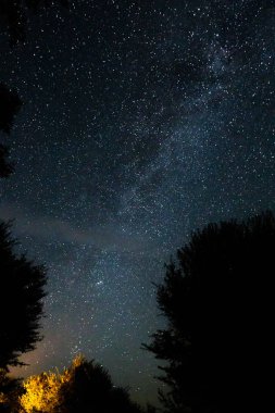 Samanyolu ve turistlerin üzerinde yıldız ile Amazing yıldızlı gece gökyüzü