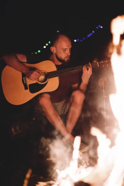 Csípő ember játszik az akusztikus gitár és ének dalt a nagy b — Stock Fotó