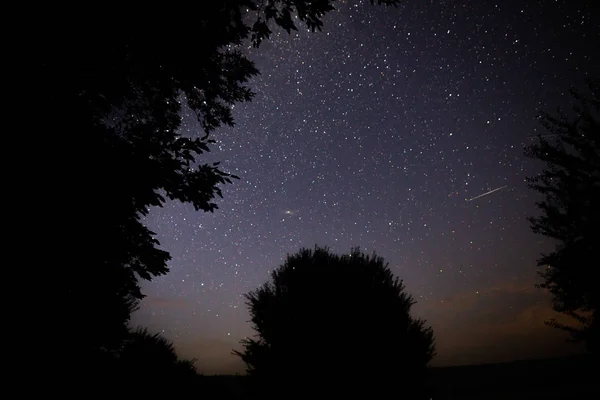 Verbazingwekkende Sterrennacht hemel met Melkweg en vallende sterren boven — Stockfoto
