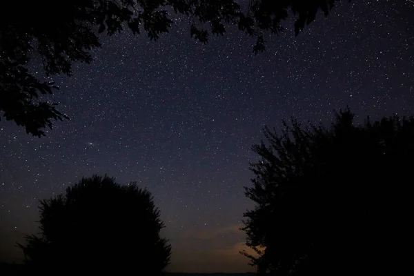 Verbazingwekkende Sterrennacht hemel met Melkweg en vallende sterren boven — Stockfoto