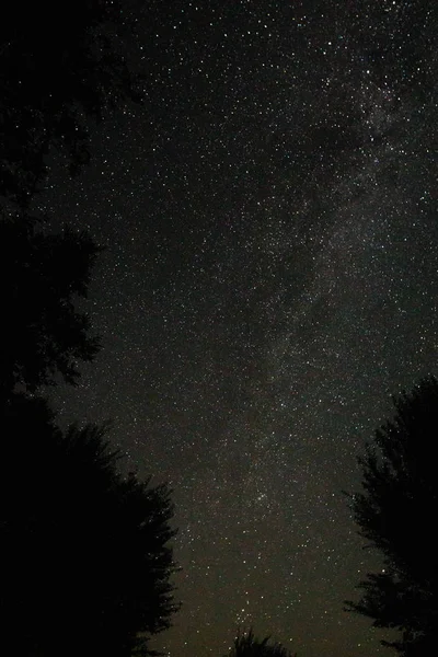 Verbazingwekkende Sterrennacht hemel met Melkweg en vallende sterren boven — Stockfoto