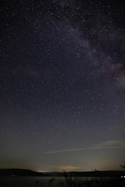 Increíble cielo nocturno estrellado sobre el lago en las montañas. Hermosa cerca. — Foto de Stock