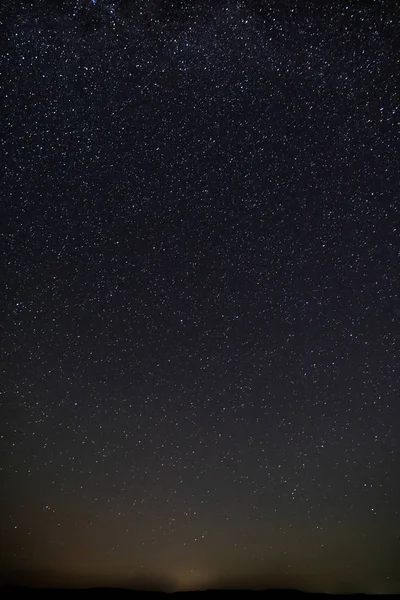 Increíble cielo nocturno estrellado sobre el lago en las montañas. Hermosa cerca. —  Fotos de Stock