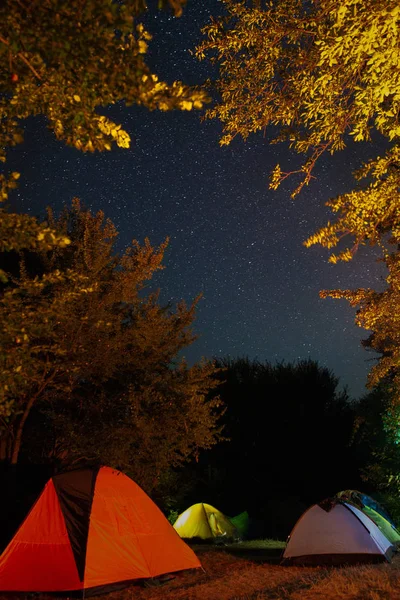 Tourists tent camp under amazing starry night sky with Milky way — Stock Photo, Image