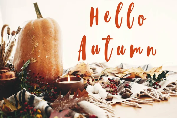 Hello Autumn tekst, spadek powitanie znak na dyni i świeca z — Zdjęcie stockowe