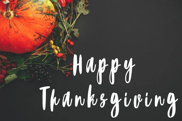 Happy Thanksgiving tekst, groet teken op pompoen in de herfst WRE — Stockfoto