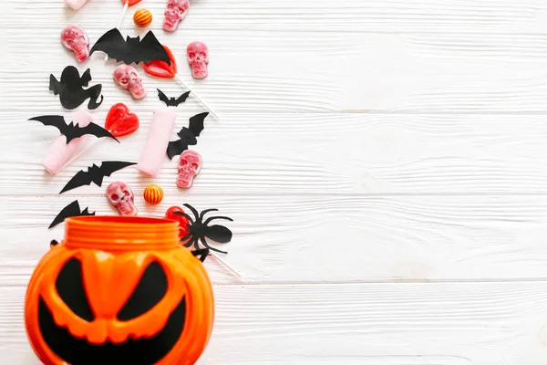 Doces de Halloween com crânios, morcegos negros, fantasma, decoro de aranha — Fotografia de Stock