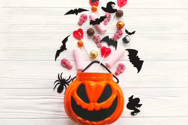 Joyeux Halloween. Bonbons d'Halloween renversé de Jack o lanterne buc — Photo