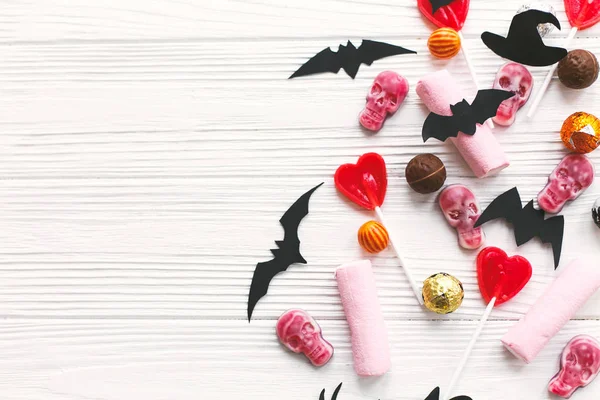 Halloween bordure bonbons avec crânes, chauves-souris noires, fantôme, araignée pa — Photo