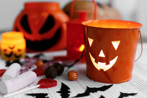 Halloween Jack o lanterne seau, bougie lumineuse, bonbons festifs , — Photo